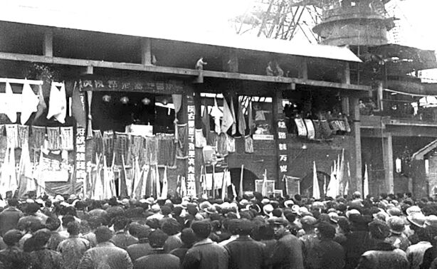 ●涟钢第一座高炉建成，炼出湖南省第一炉铁水，结束了湖南没有钢铁工业的历史。