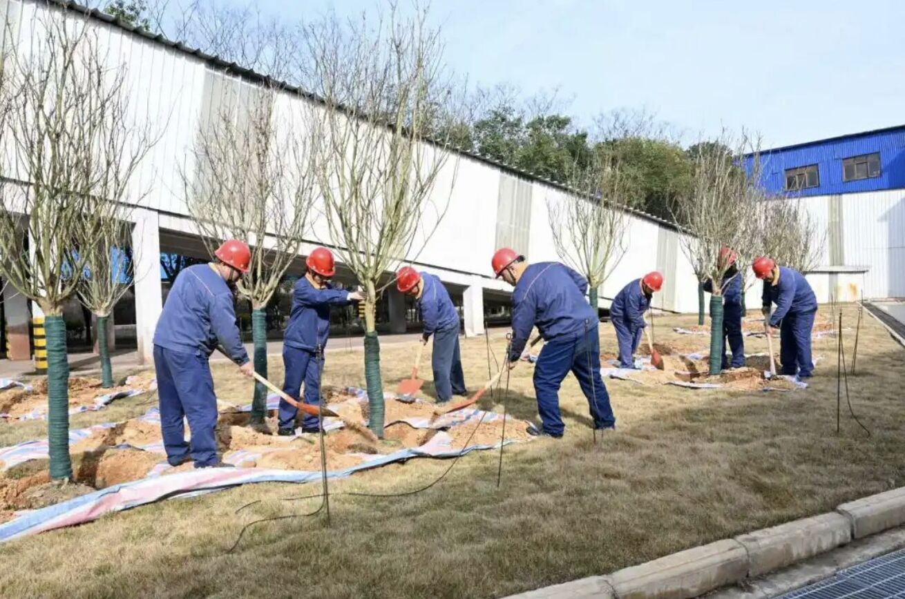 春启绿章 共建共享丨湘钢开展”美丽湘钢·添新绿”活动