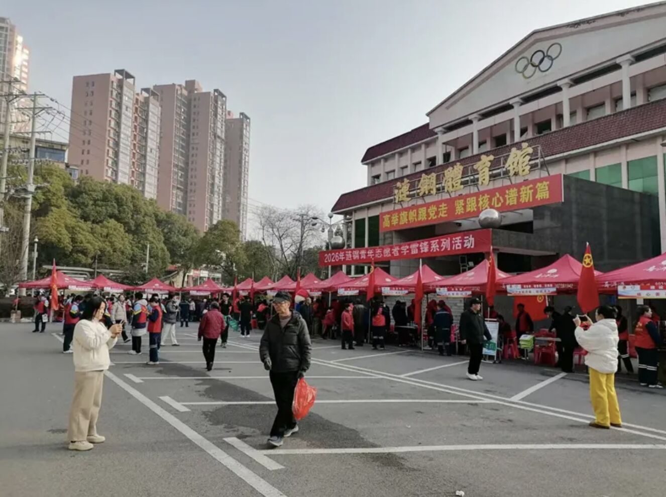 涟钢老年保健协会开展“学雷锋 见行动”义诊活动
